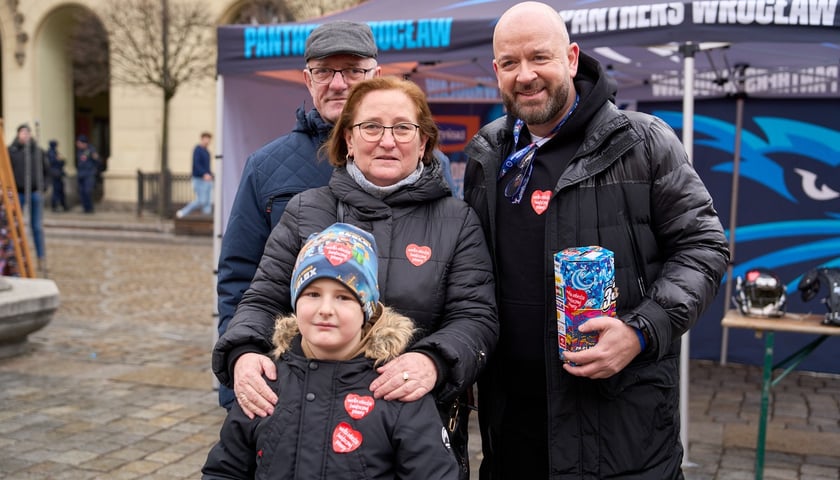 Prezydent Wrocławia Jacek Sutryk kwestuje podczas WOŚP