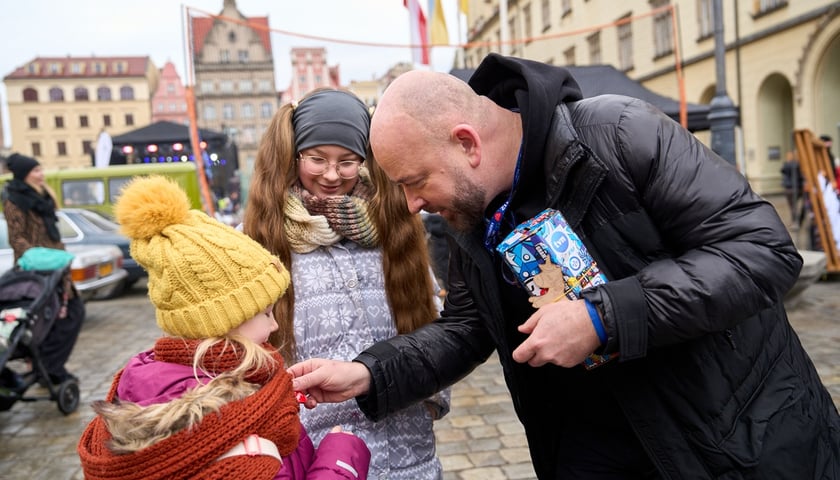 Prezydent Wrocławia Jacek Sutryk kwestuje podczas WOŚP