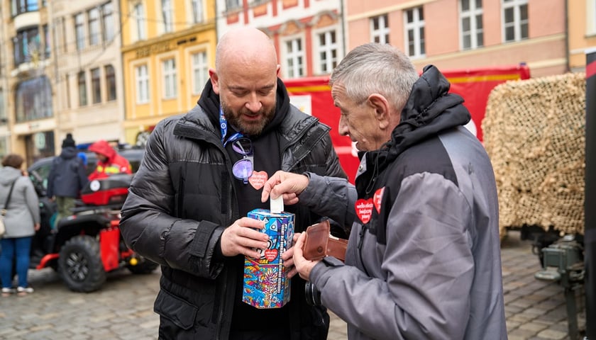 Prezydent Wrocławia Jacek Sutryk kwestuje podczas WOŚP