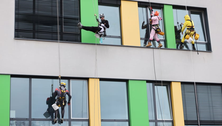 <p>Alpiniści przebrani za superbohater&oacute;w odwiedzili dzieci ze szpitala</p>