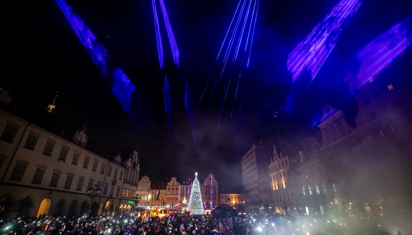 Pokaz laserów nad wrocławską choinką w Rynku podczas Światełka do nieba