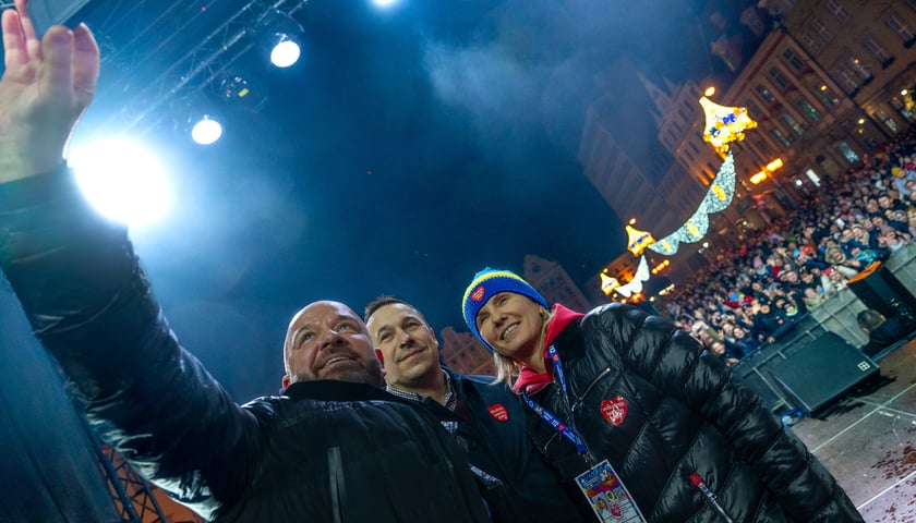 <p>Na scenie WOŚP podczas światełka stanęłi m.in. prezydent miasta Jacek Sutryk, wiceprezydent Renata Granowska oraz marszałek Dolnego Śląska Paweł Gancarz</p>