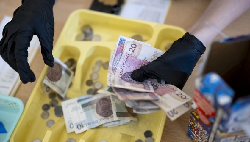 Liczenie pieniędzy w sztabach WOŚP we Wrocławiu
