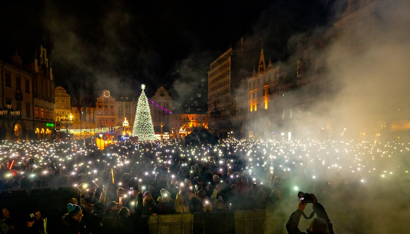 <p>Światełko do nieba 2025 we Wrocławiu to świetlne show z udziałem widz&oacute;w i pokazem laserowym</p>