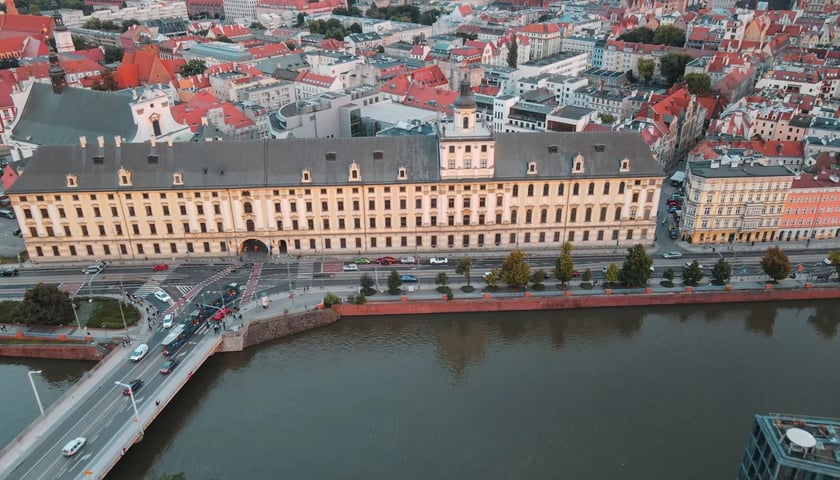 Gmach Uniwersytetu Wrocławskiego, most na odrze, w tle kamienice