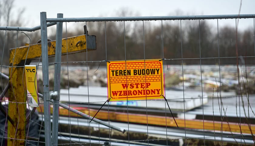 Rozbiórka dawnego marketu przy ul. Średzkiej w Leśnicy