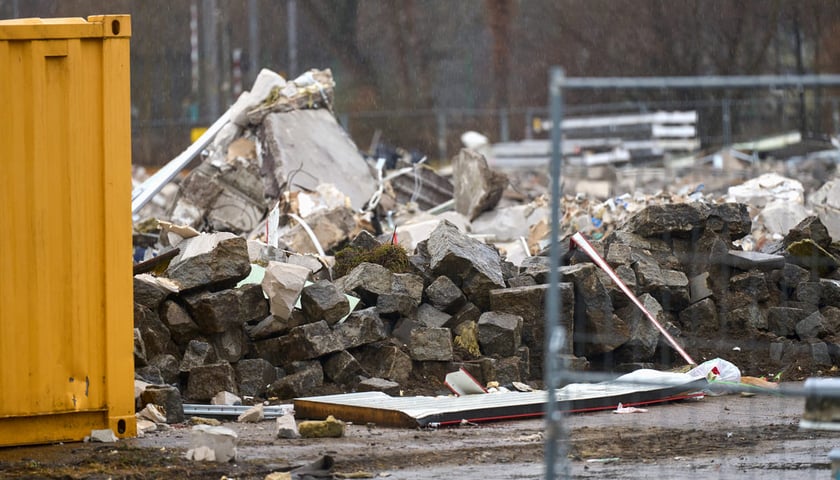 Rozbiórka dawnego marketu przy ul. Średzkiej w Leśnicy