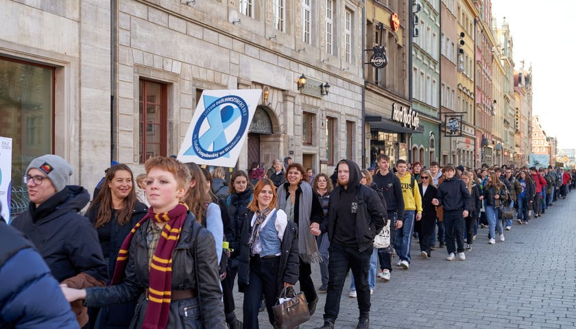 Maturzyści tańczący poloneza w Rynku - 2024 r.