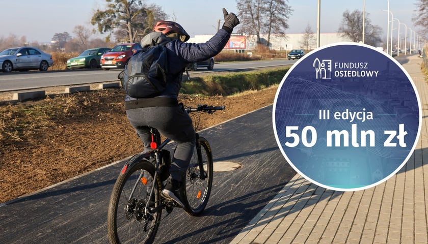 Na dużym zdjęciu rowerzysta jadący po ścieżce rowerowej, na małym napis Fundusz Osiedlowy 50 milionów