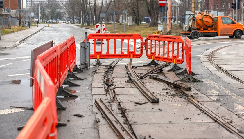 MPK naprawia tor na skrzyżowaniu Borowskiej i Glinianej. W kierunku Gaju i Tarnogaju tramwaje jeżdżą objazdami 
