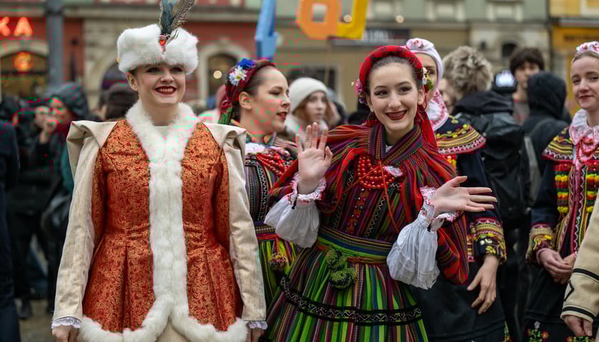 Maturzyści tańczący poloneza w Rynku 