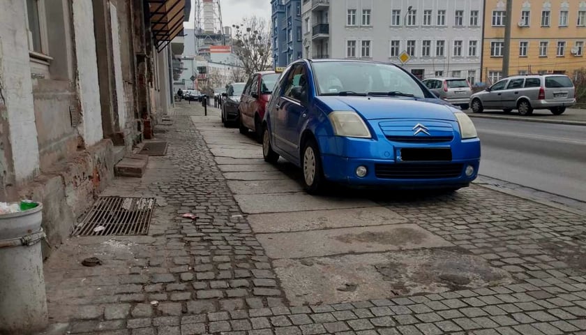 historyczne płyty granitowe na chodniku