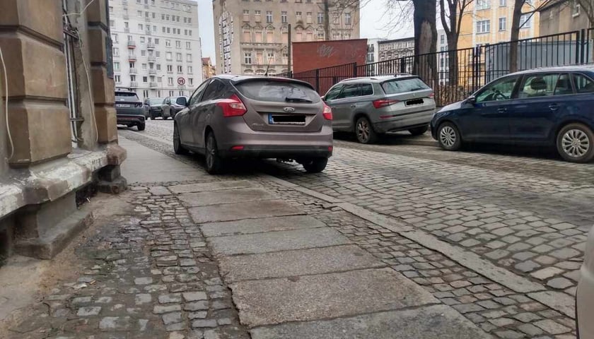 historyczne płyty granitowe na chodniku