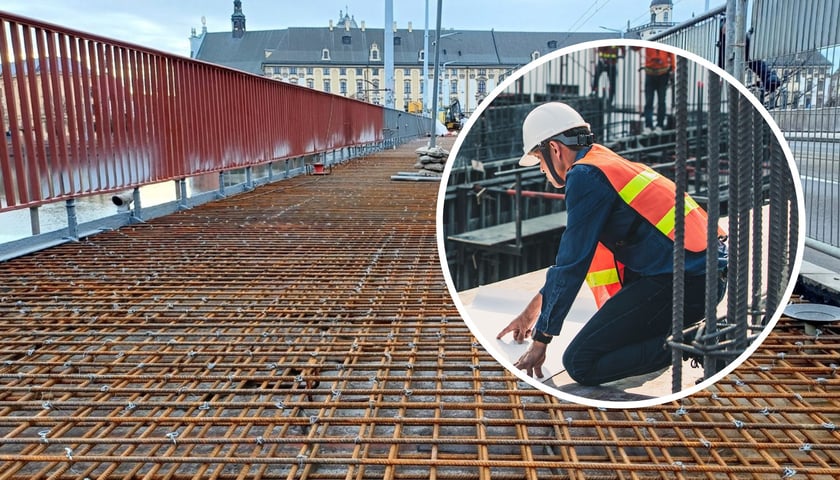 Zbrojenie na mostach Uniwersyteckich, mężczyzna w kasku na budowie 