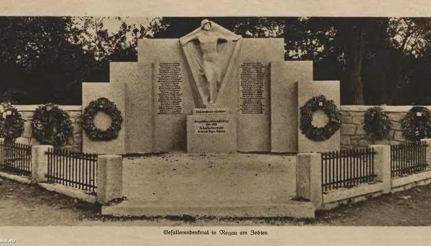 <p>Pomnik w pełnej okazałości, w roku 1929 (źr&oacute;dło: fotopolska.eu)</p>