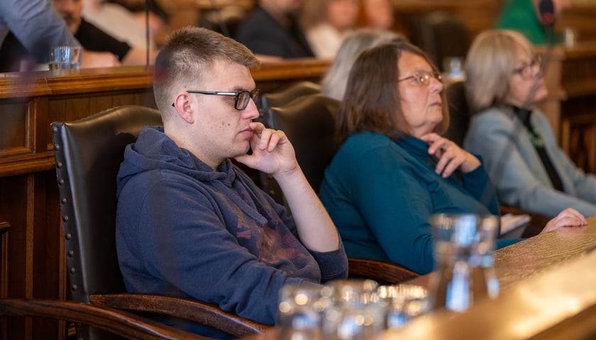 Osiedlowi radni w sali sesyjnej Ratusza poznawali realia procesów inwestycyjnych. Ma im to ułatwić selekcję pomysłów i składanie wniosków do Funduszu Osiedlowego 