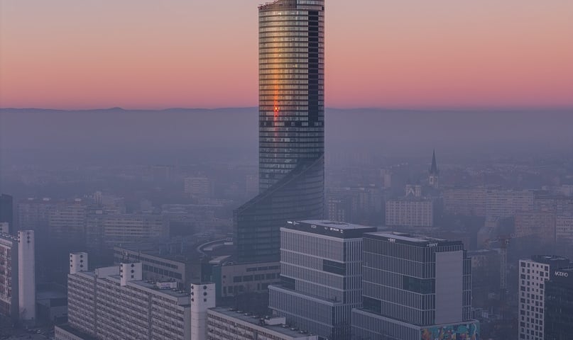 Sky Tower na tle zabudowań osiedla Powstańców Śl. o poranku w dniu wystąpienia smogu letniego