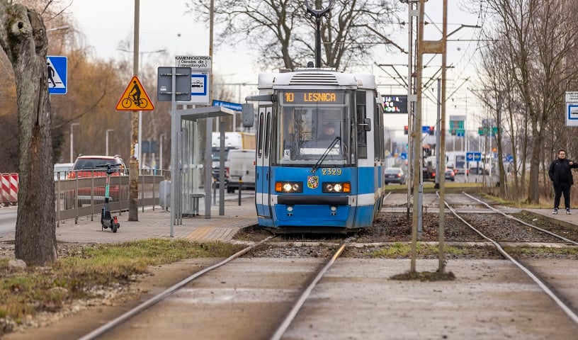 Tramwaj linii 3 jadący w stronę osiedla Leśnica po torowisku na ul. Kosmonautów