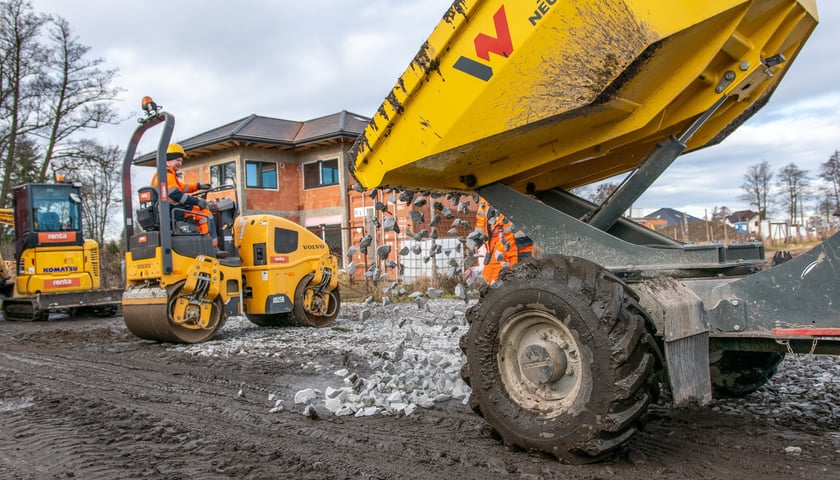 Prowadzone przez MPWiK prace związane z wyrównywaniem nawierzchni ul. Czerwonej Roży na Kłokoczycach we Wrocławiu (osiedle Psie Pole-Zawidawie)