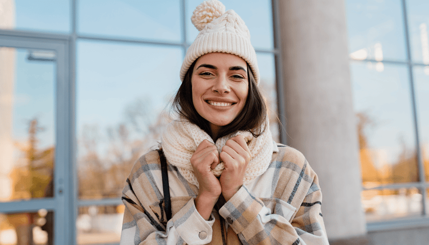 Kobieta w zimowej czapce pozująca do zdjęcia, zdjęcie ilustracyjne