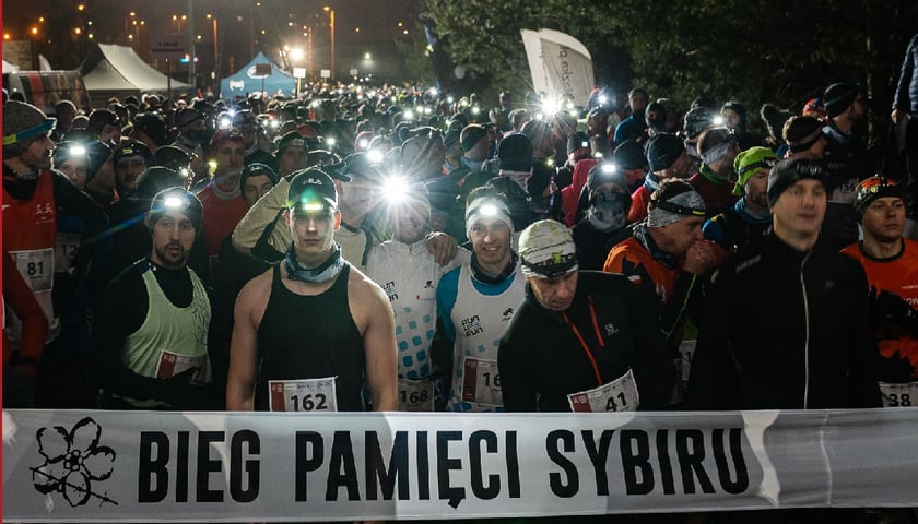 Na zdjęciu widać uczestników z banerem Biegu Pamięci Sybiru