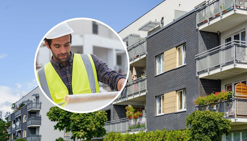 Blok mieszkalny na osiedlu TBS Wrocław, mężczyzna w kasku na budowie patrzy na plan projektowy