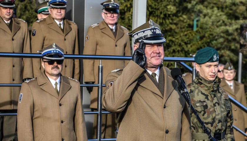 <p>Uroczystość przekazania obowiązk&oacute;w dow&oacute;dcy 10 Wrocławskiej Brygady Łączności. Wrocław, 29.01.2025.&nbsp;Na zdjęciu dotychczasowy dow&oacute;dca Brygady, płk Dariusz Dejneka.</p>