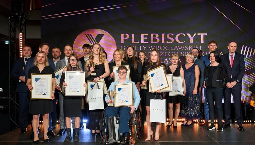 Dolnośląska Gala Sportu. Laureaci 72. Plebiscytu Gazety Wrocławskiej. Na zdjęciu widać grupę osób z dyplomami i statuetkami