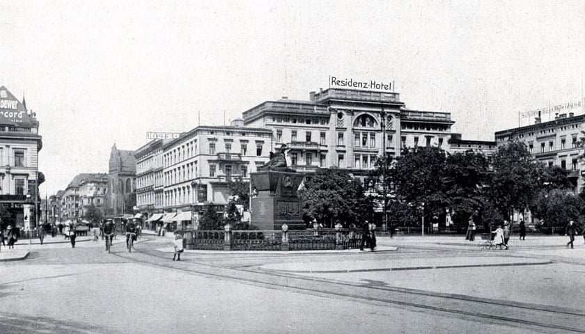 Widok na plac i hotel Residenz. Rok 1924. Zdjęcie archiwalne