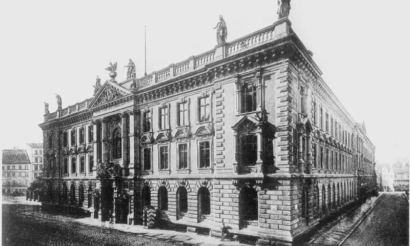 Dyrekcja Poczty – widok ze skrzyżowania dzisiejszych ulic W. Stwosza i Krawieckiej. 1894 rok. Zdjęcie archiwalne