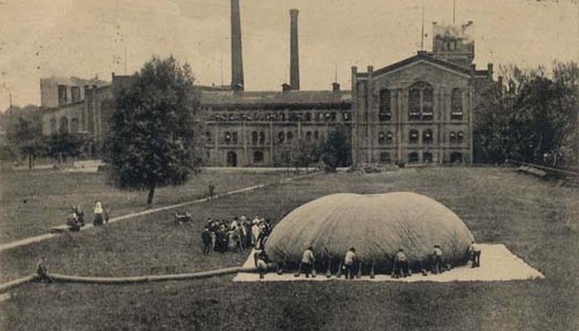 Pompowanie balonu przed budynkiem Rejonu Energetycznego we Wrocławiu. Lata 1905–1908. Zdjęcie archiwalne