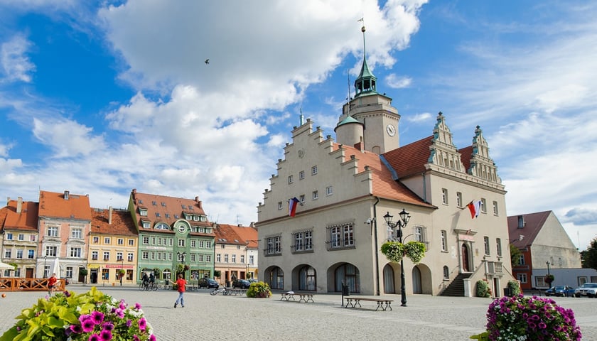 Rynek w Prusicach. Na zdjęciu widać historyczny rynek i ratusz