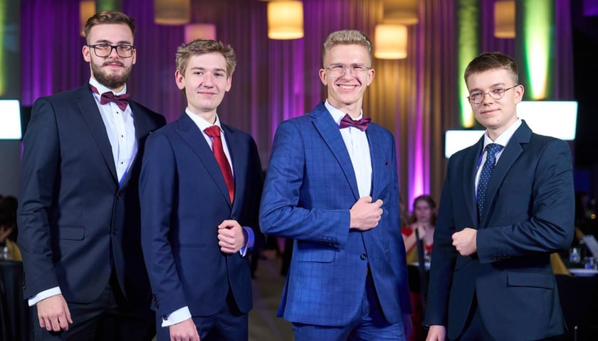 Maturzyści na studniówce