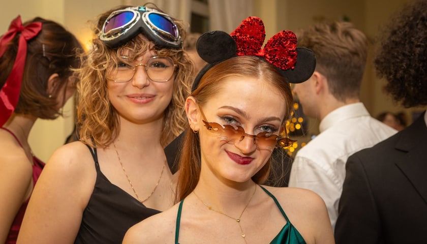 Maturzystki z fotobudkowymi dodatkami