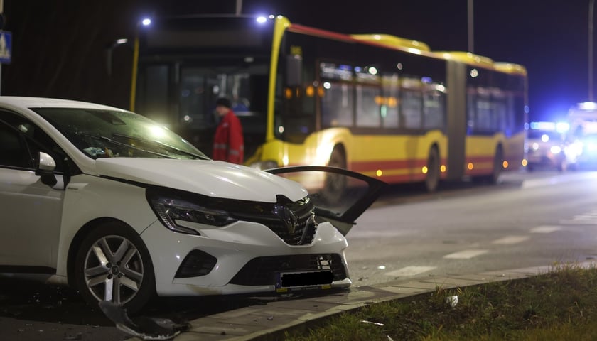 Kolizja samochodu osobowego z autobusem przy Krzywoustego. 02.02.2025