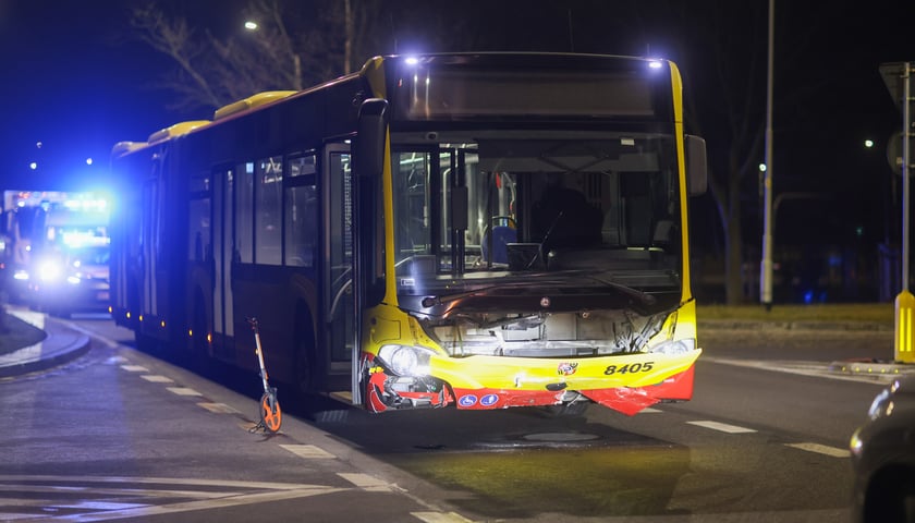 Kolizja samochodu osobowego z autobusem przy Krzywoustego. 02.02.2025