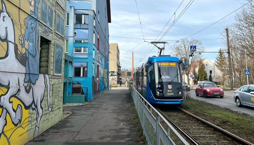 Tramwaj zmierzający na pętlę przy ulicy Opolskiej 