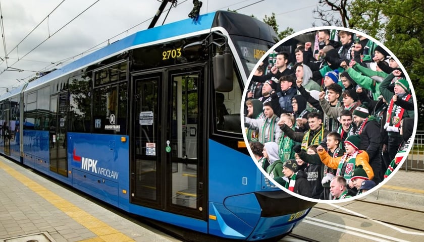 Tramwaj na przystanku, kibice na stadionie we Wrocławiu