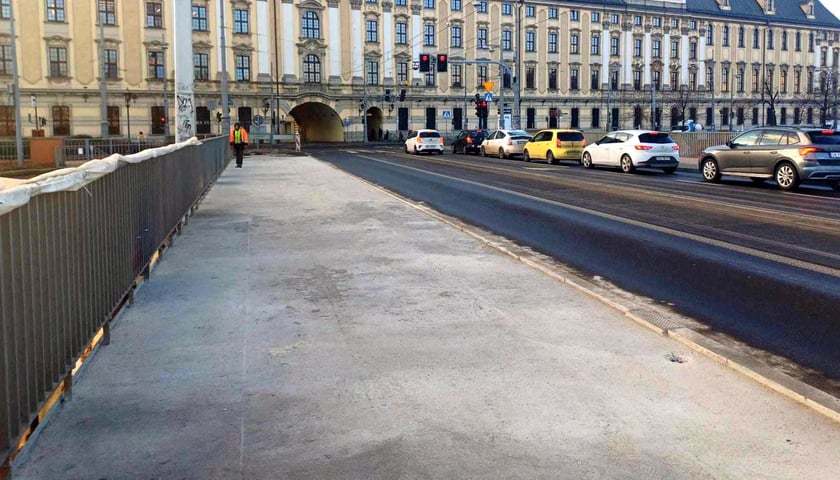 Wybetonowany chodnik na moście Uniwersyteckim. Na tej nawierzchni - gdy pogoda pozwoli - ułożone będą granitowe płyty dla pieszych i asfalt dla rowerzystów 