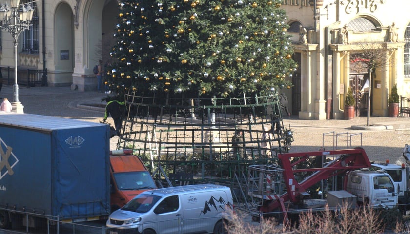 Trwa rozbieranie choinki na Rynku. Znika tak, jak wszystkie świąteczne ozdoby 