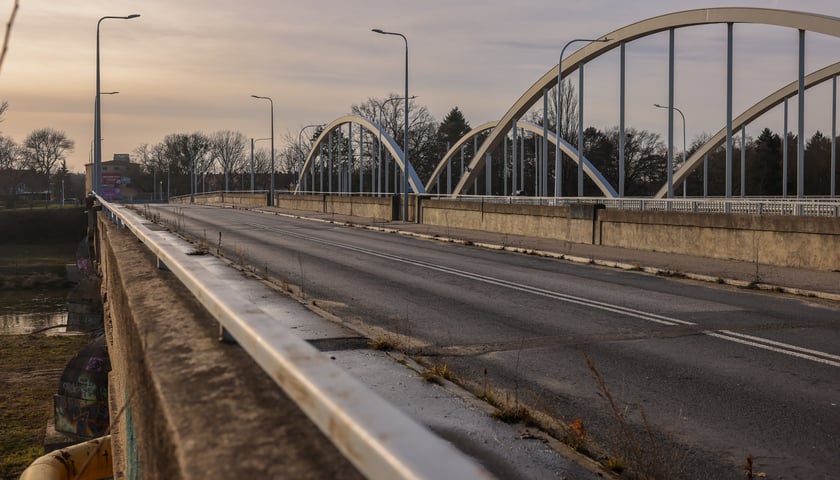 Mosty Chrobrego - na pierwszym planie stare, w tle przęsła nowych
