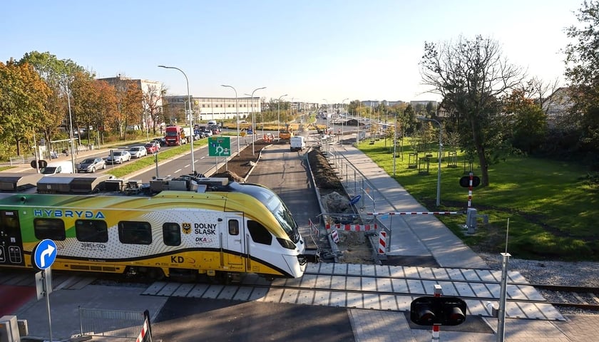 W tym miejscu buspas (na zdjęciu z października jeszcze w trakcie budowy) przecina tory kolejowe. W przyszłości w tym miejscu będzie skrzyżowanie torów tramwajowych z kolejowymi 