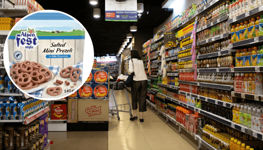 Sklep spożywczy typu supermarket, kobieta z wózkiem, na półkach produkty, w kółku wycofany z Lidla produkt