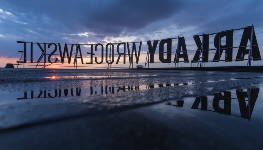 <p>&ndash; Pięknie było widać stamtąd zach&oacute;d słońca, pociągi i cały dworzec gł&oacute;wny, a dookoła czuć było zapach popcornu karmelowego - wspomina czytelniczka wroclaw.pl.</p>