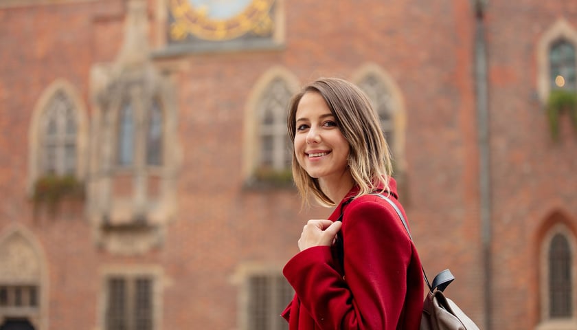 Kobieta z plecakiem na wrocławskim Rynku, zdjęcie ilustracyjne