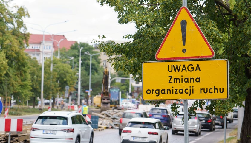 Zdjęcie ilustracyjne przedstawia ulicę Powstańców Śląskich podczas remontu torowiska  
