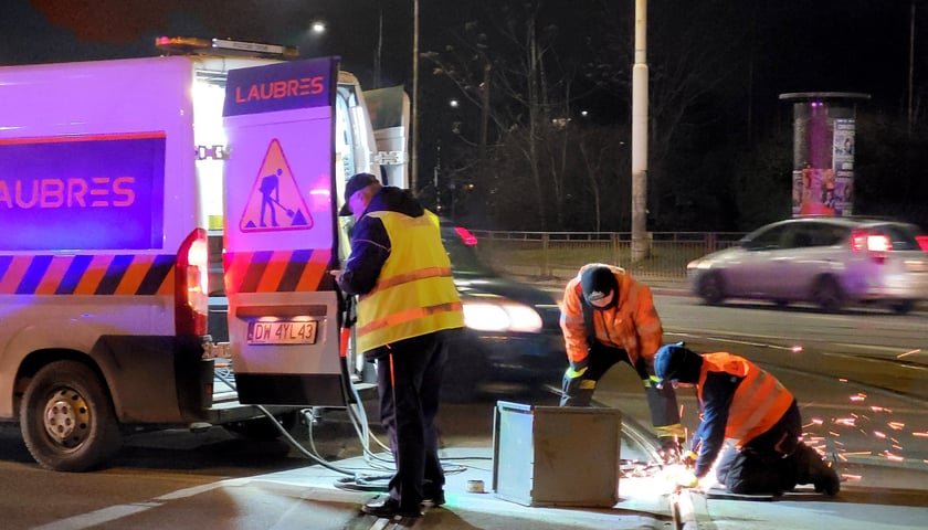 Naprawa torów na pl. Wróblewskiego po wykolejeniu tramwaju