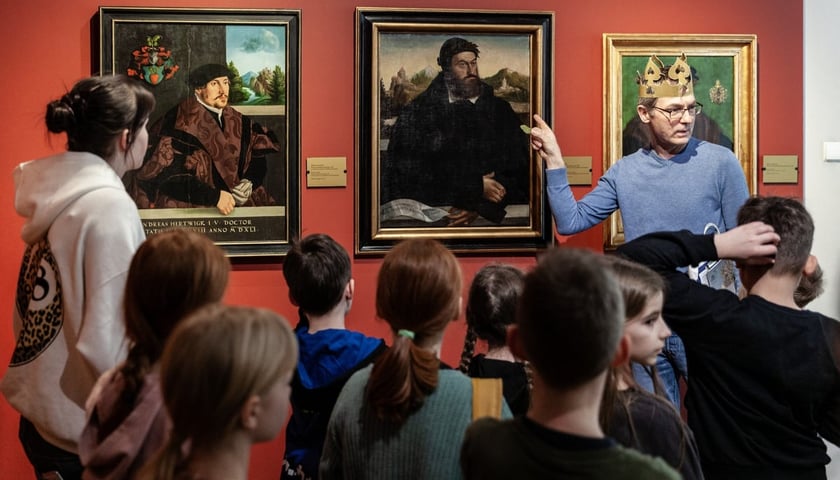 Ferie z designem w Muzeum Narodowym we Wrocławiu. Na zdjęciu grupa dzieci i opiekunów