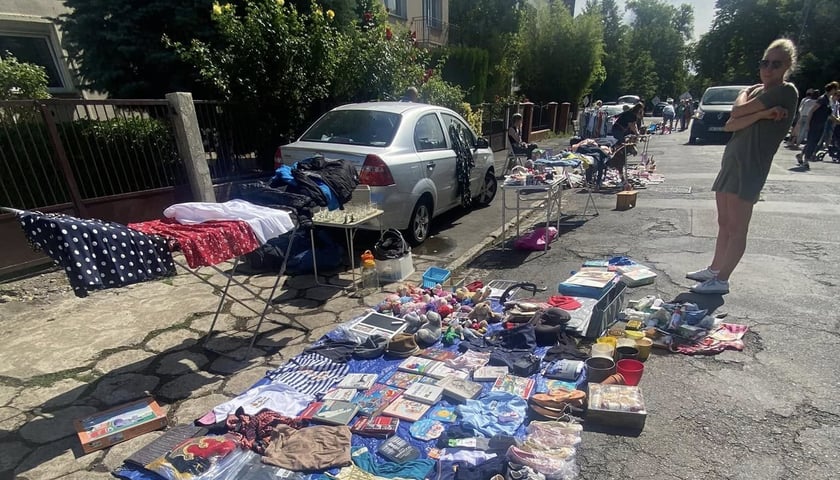Stoiska podczas pchlego targu na ul. Kasztanowej we Wrocławiu