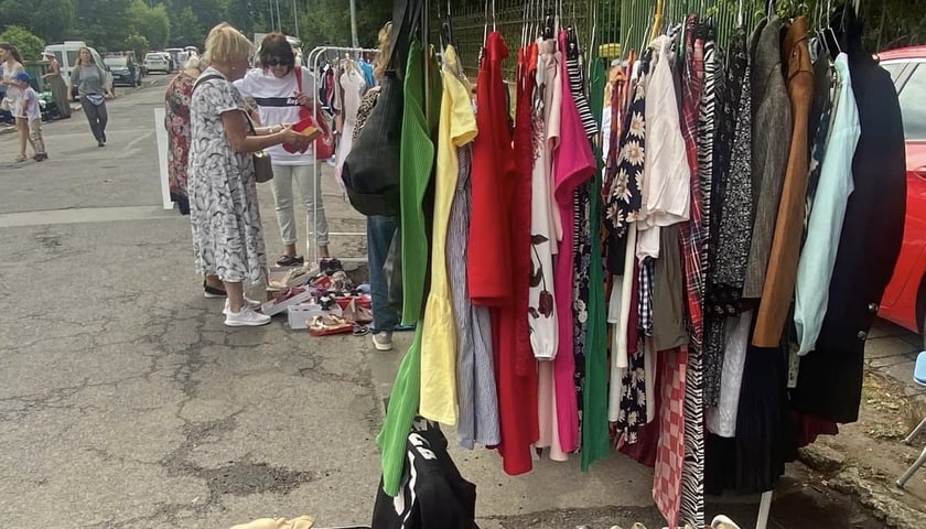 Stoiska podczas pchlego targu na ul. Kasztanowej we Wrocławiu